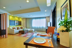In-room safe, desk, blackout curtains, iron/ironing board - Aspen Suites Hotel Sukhumvit 2 Bangkok (Bangkok)
