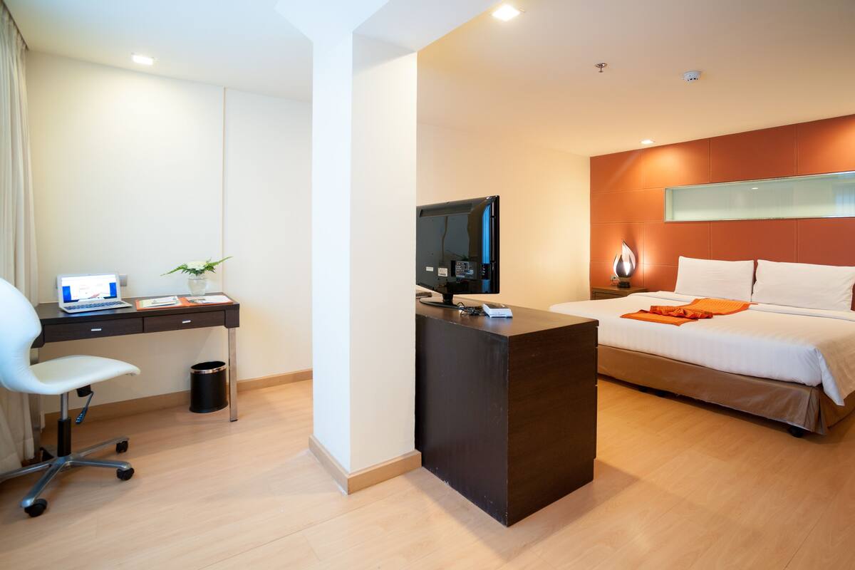 One Bedroom Executive Suite | Brankas, meja kerja, tirai kedap cahaya, dan setrika/meja setrika