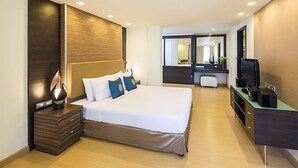 A modern hotel room with a large bed, a desk with a computer, and a television. - Aspen Suites Hotel Sukhumvit 2 Bangkok (Bangkok)