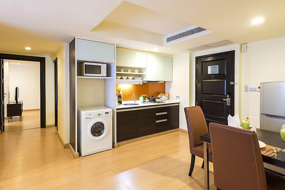 Aspen Suite Two Bedroom | Woonruimte | Een 32-inch lcd-televisie met kabelzenders en een televisie