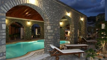Piscina interna, espreguiçadeiras