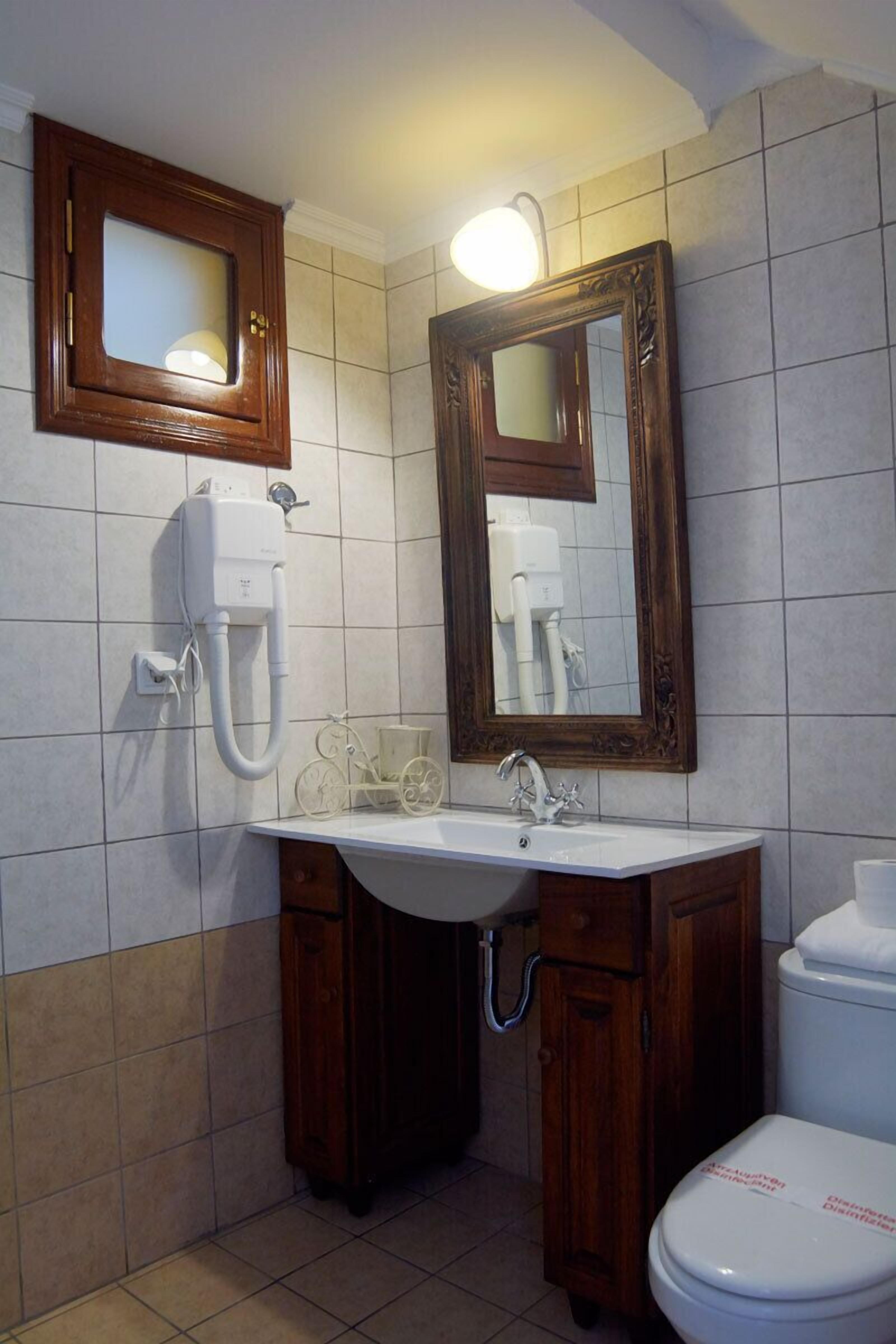 suite (master) | bathroom | hydromassage showerhead, hair dryer, slippers, towels