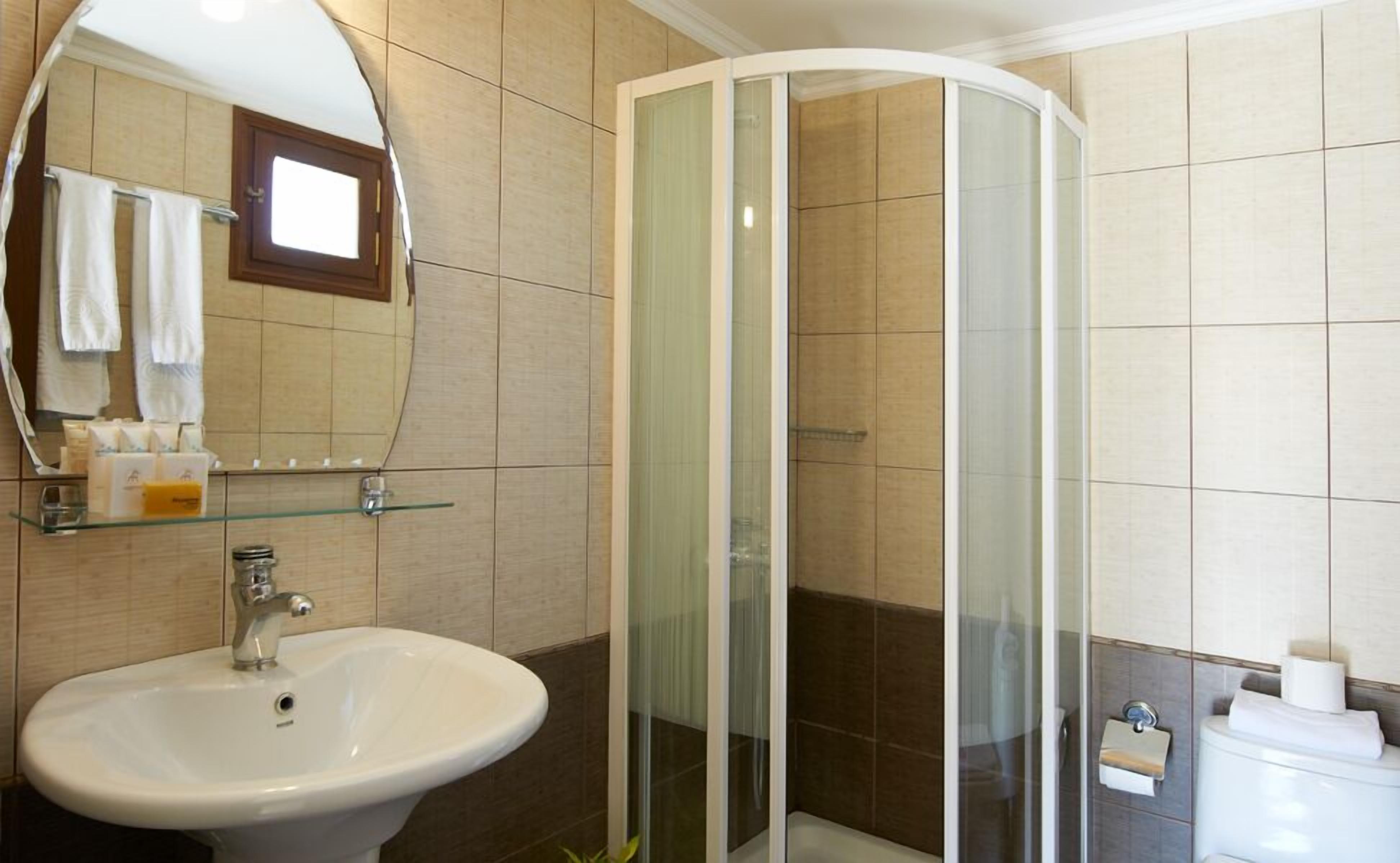 hydromassage showerhead, hair dryer, slippers, towels