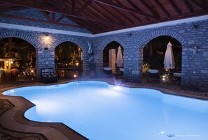 Piscine couverte, chaises longues