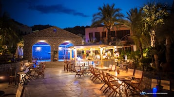 Piscine couverte, chaises longues