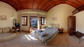 Tallelokero huoneessa, työpöytä, äänieristys, silitysrauta/-lauta