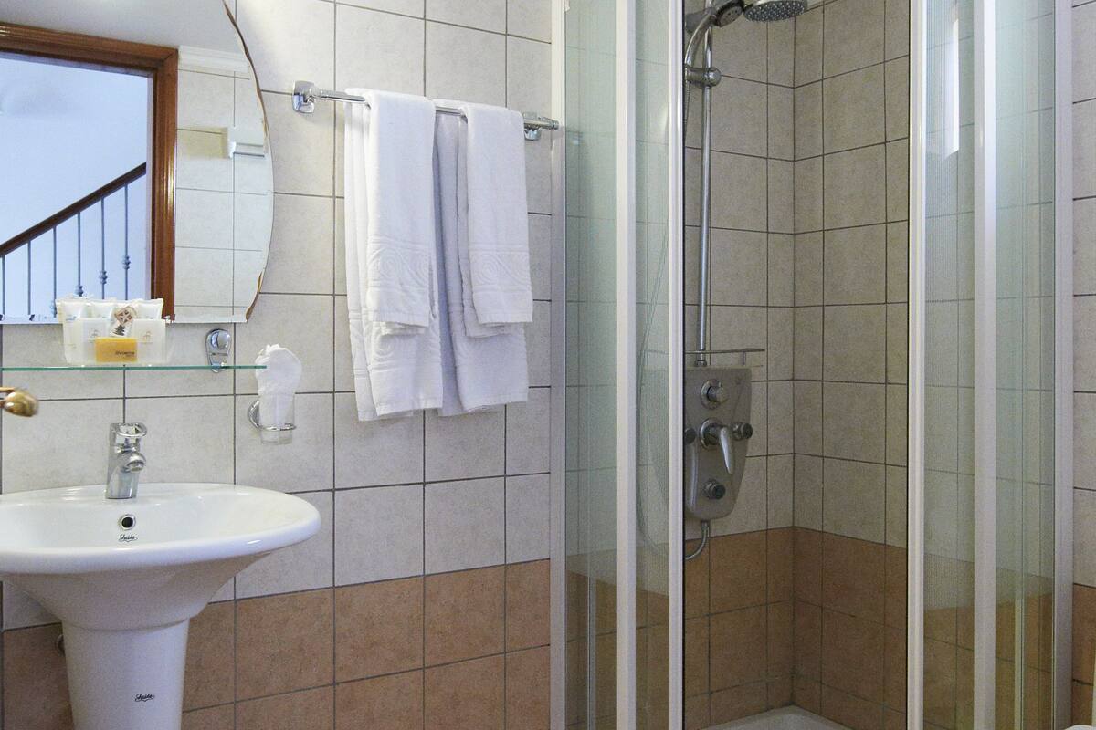 suite (maisonette) | bathroom | hydromassage showerhead, hair dryer, slippers, towels
