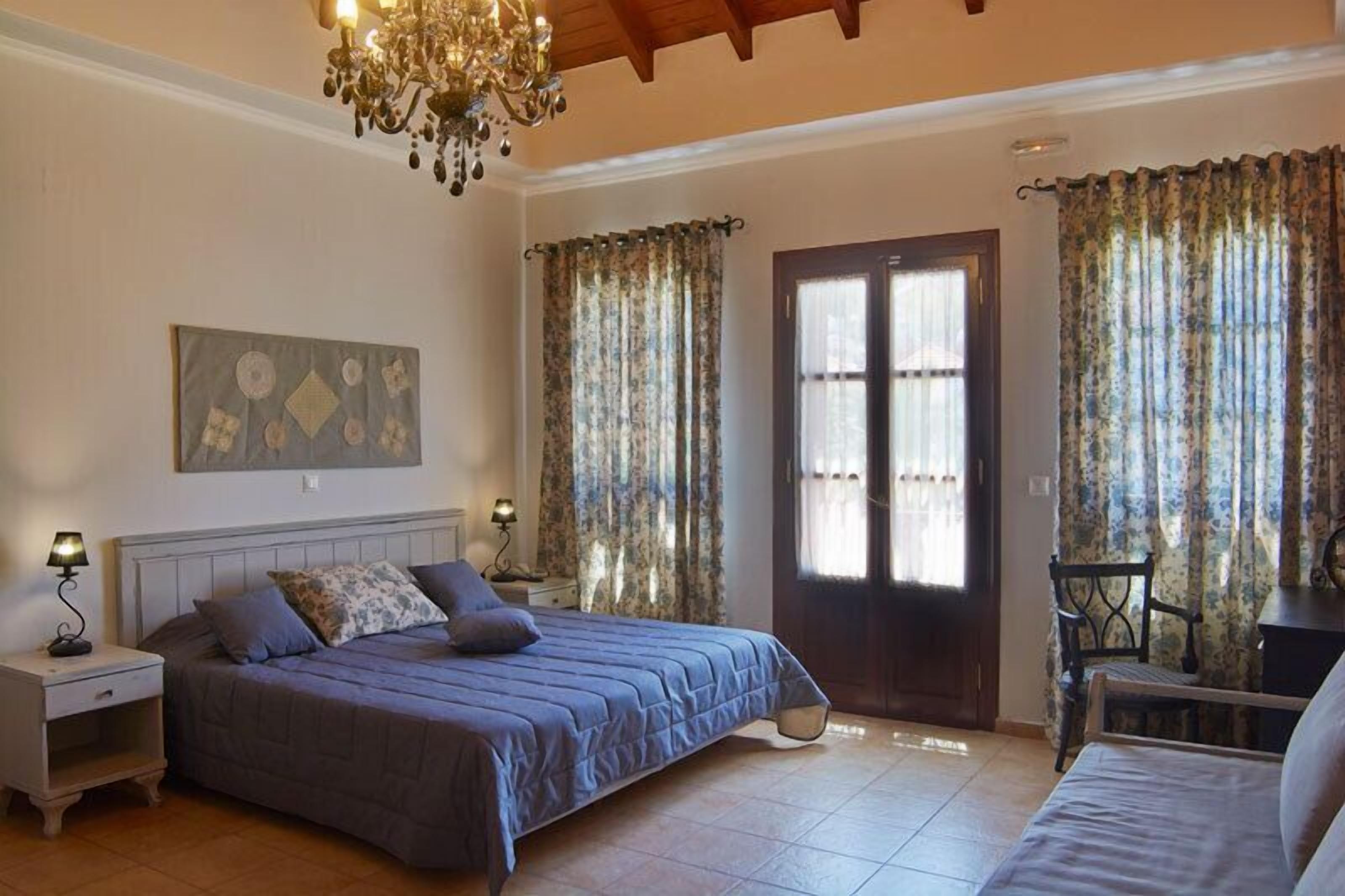 suite (master) | in-room safe, desk, soundproofing, iron/ironing board