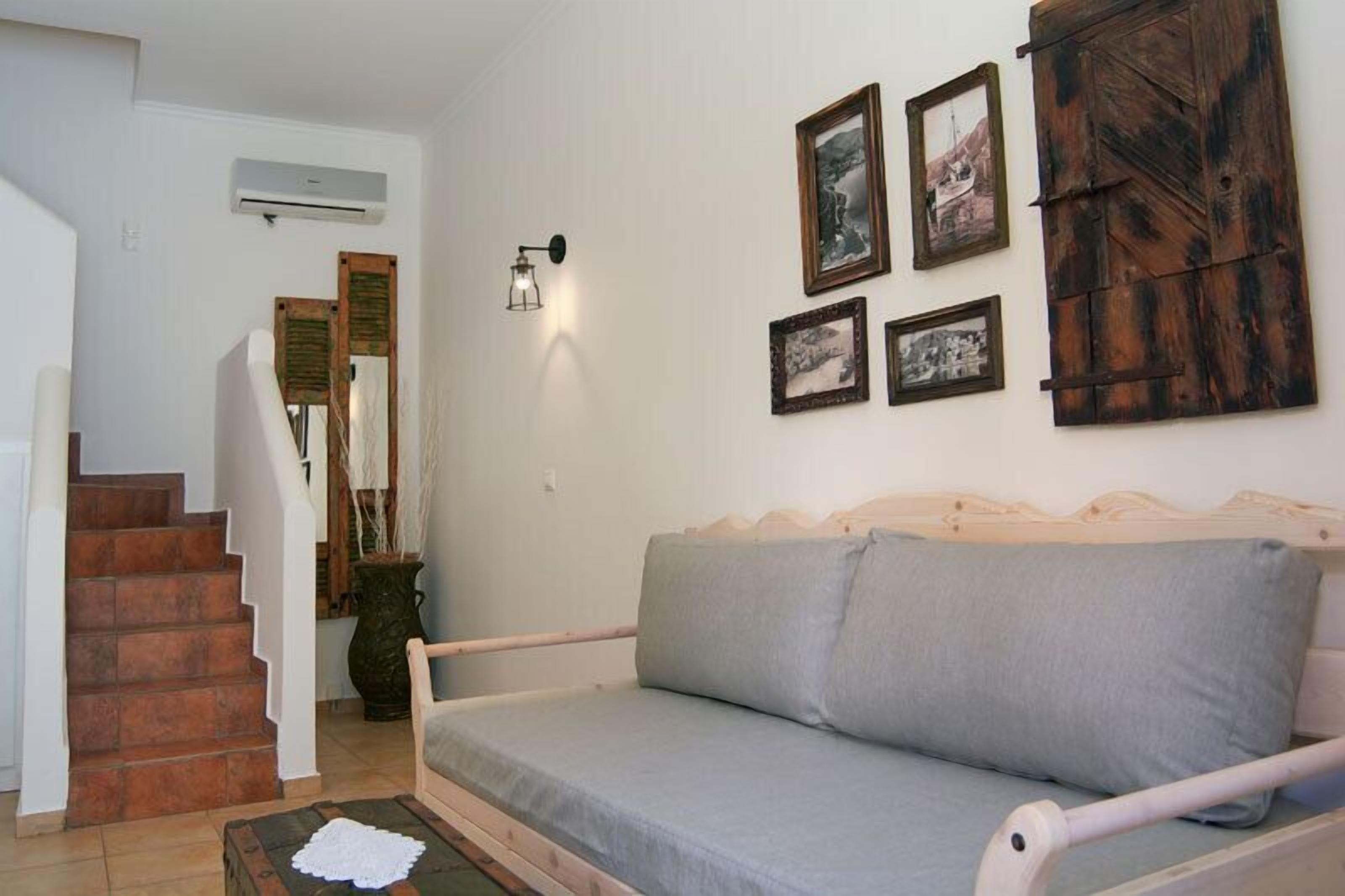 suite (master) | living area | 22-inch lcd tv with satellite channels, tv