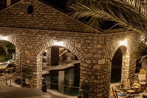 Piscine couverte, chaises longues