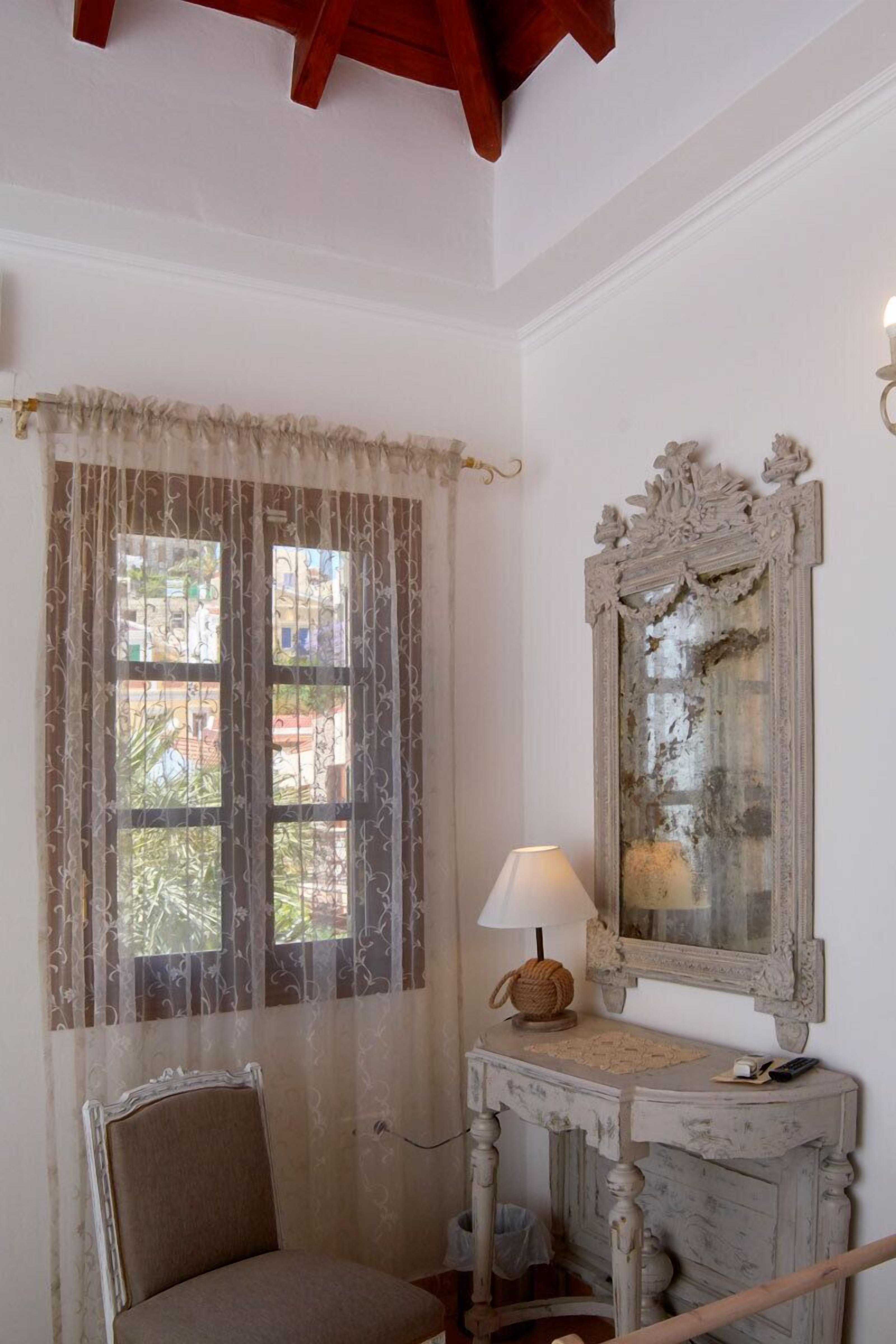 suite (master) | living area | 22-inch lcd tv with satellite channels, tv