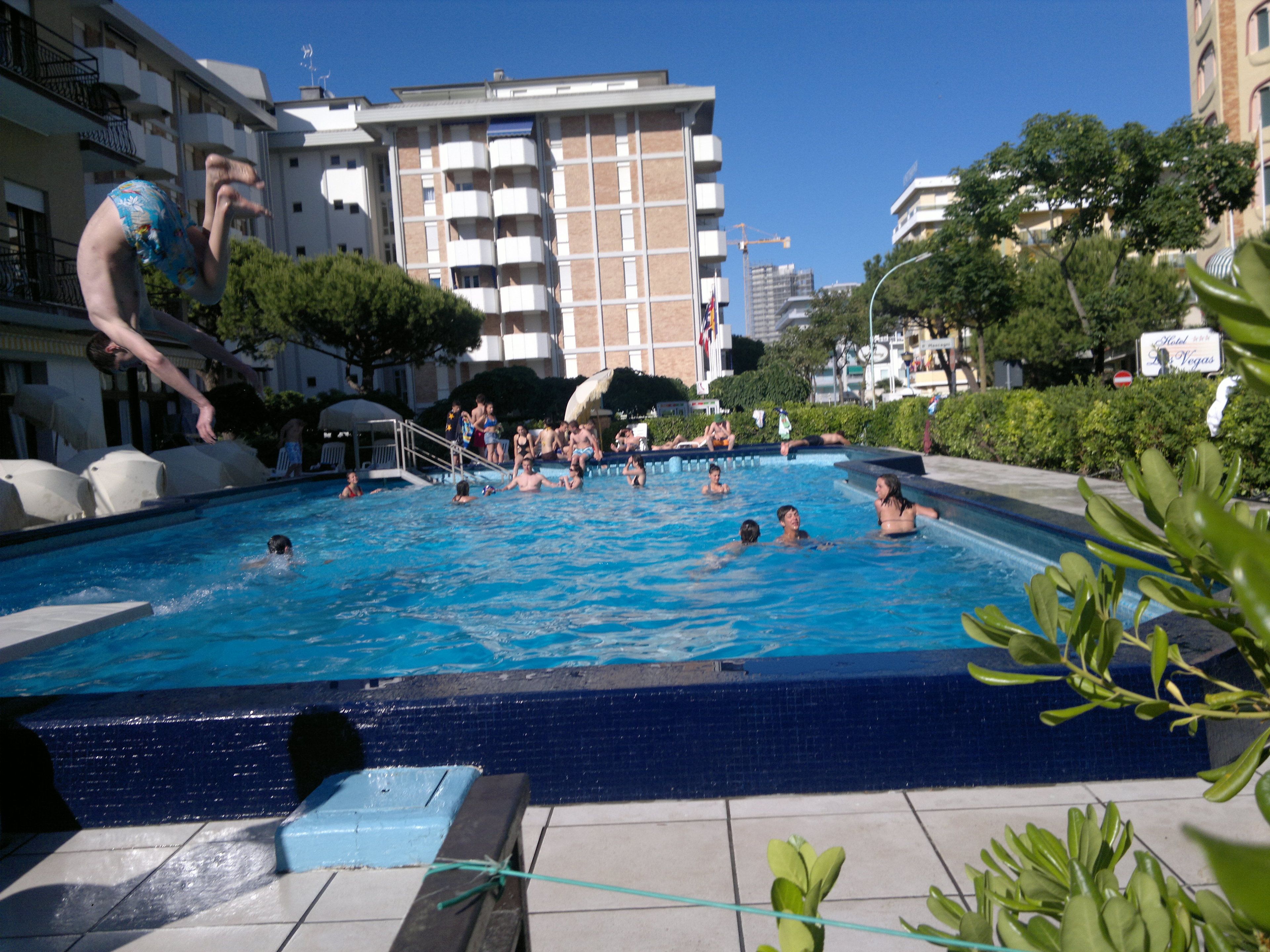 Piscina stagionale all'aperto, ombrelloni da piscina, lettini