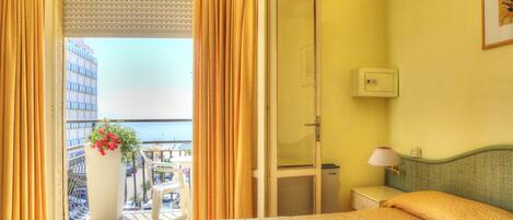 Habitación clásica con 1 cama doble o 2 individuales, terraza, vistas parciales al mar | Caja fuerte, wifi gratis, ropa de cama