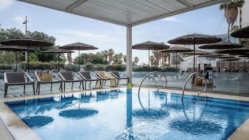 Outdoor pool, pool loungers