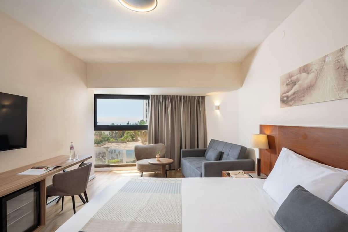 Superior kamer, 1 twee- of 2 eenpersoonsbedden | Een minibar, een kluis op de kamer, een bureau, verduisterende gordijnen
