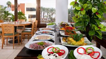 Petit déjeuner et dîner servis sur place