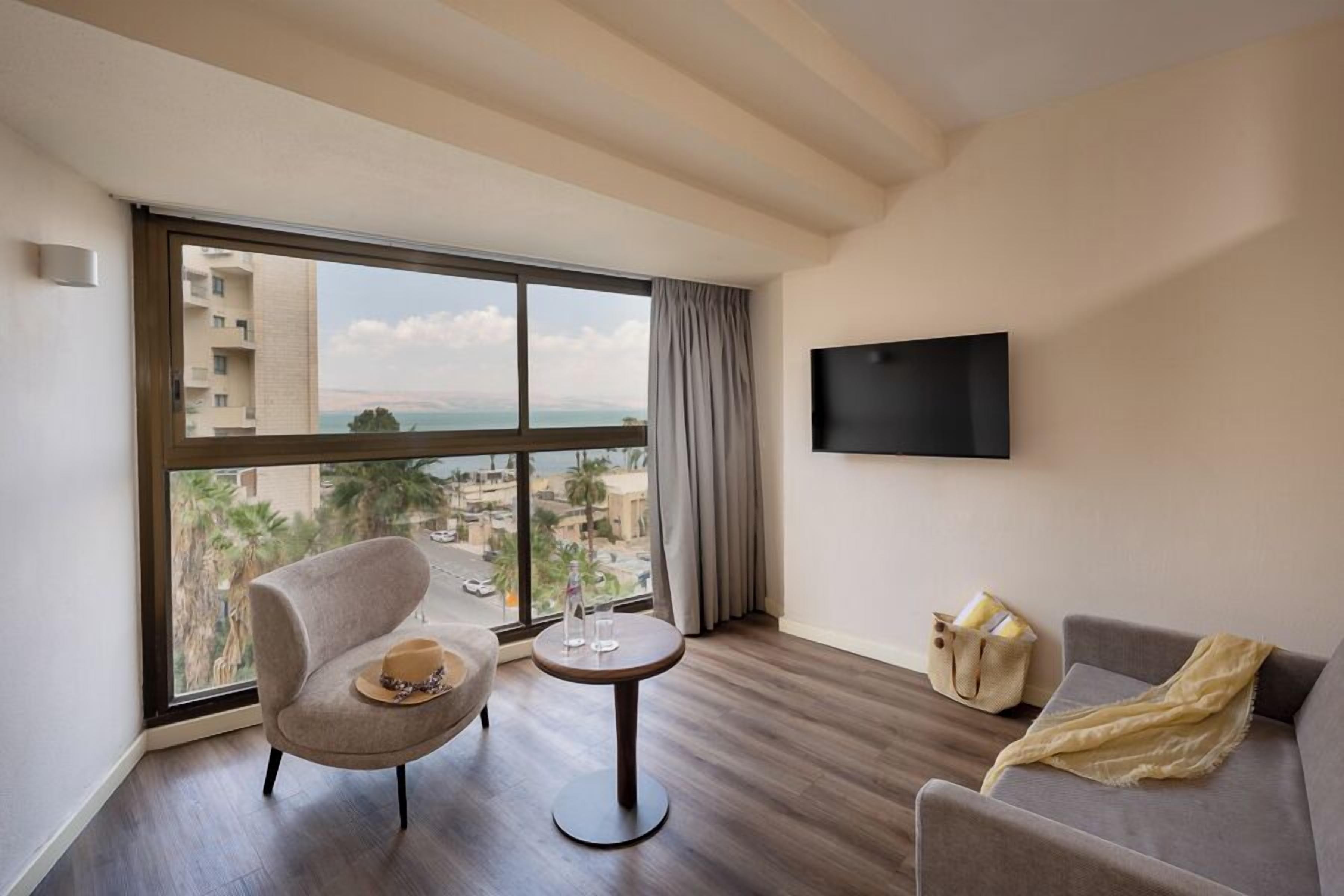 Junior Suite | Living area | TV
