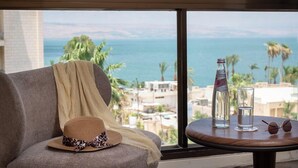 Vista desde una ventana con una mesa, una botella y un vaso.