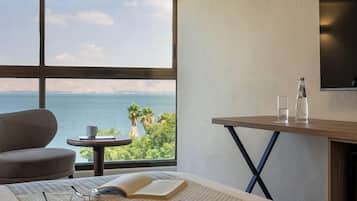 Deluxe Panoramic Room, Sea View | Living area | TV