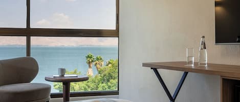 Panorama kamer, uitzicht op zee (Deluxe) | Woonruimte | Een televisie