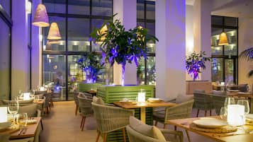 2 restaurantes; se sirve desayuno, almuerzo y cena; cocina internacional