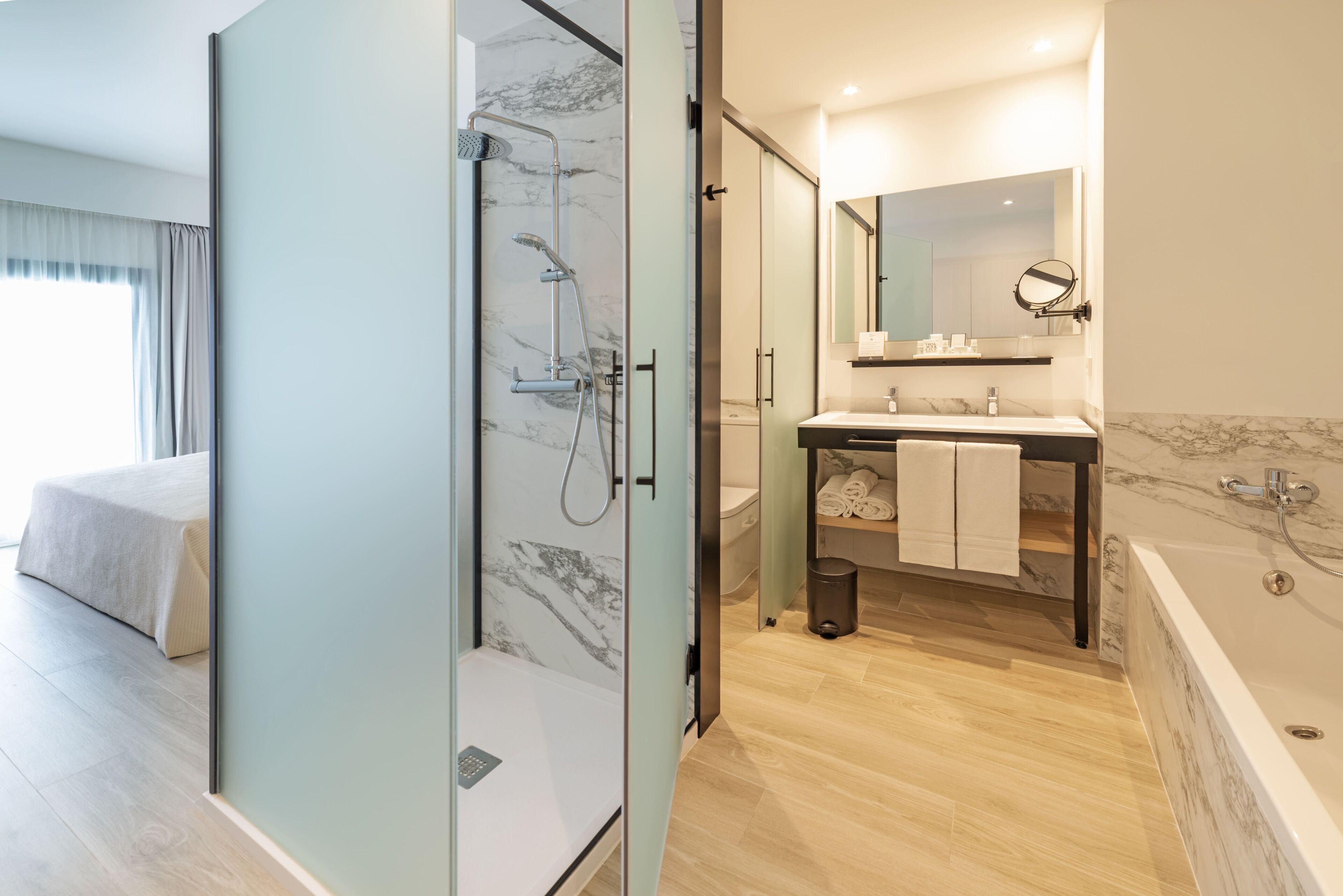 combined shower/bathtub, free toiletries, hair dryer, bidet