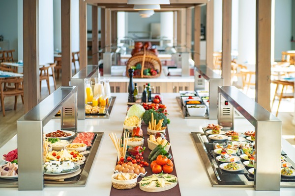 2 restaurants; breakfast, lunch and dinner served