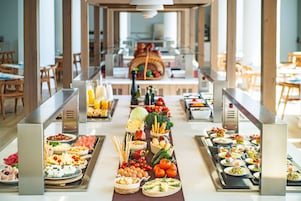 2 restaurants, breakfast, lunch, dinner served; international cuisine