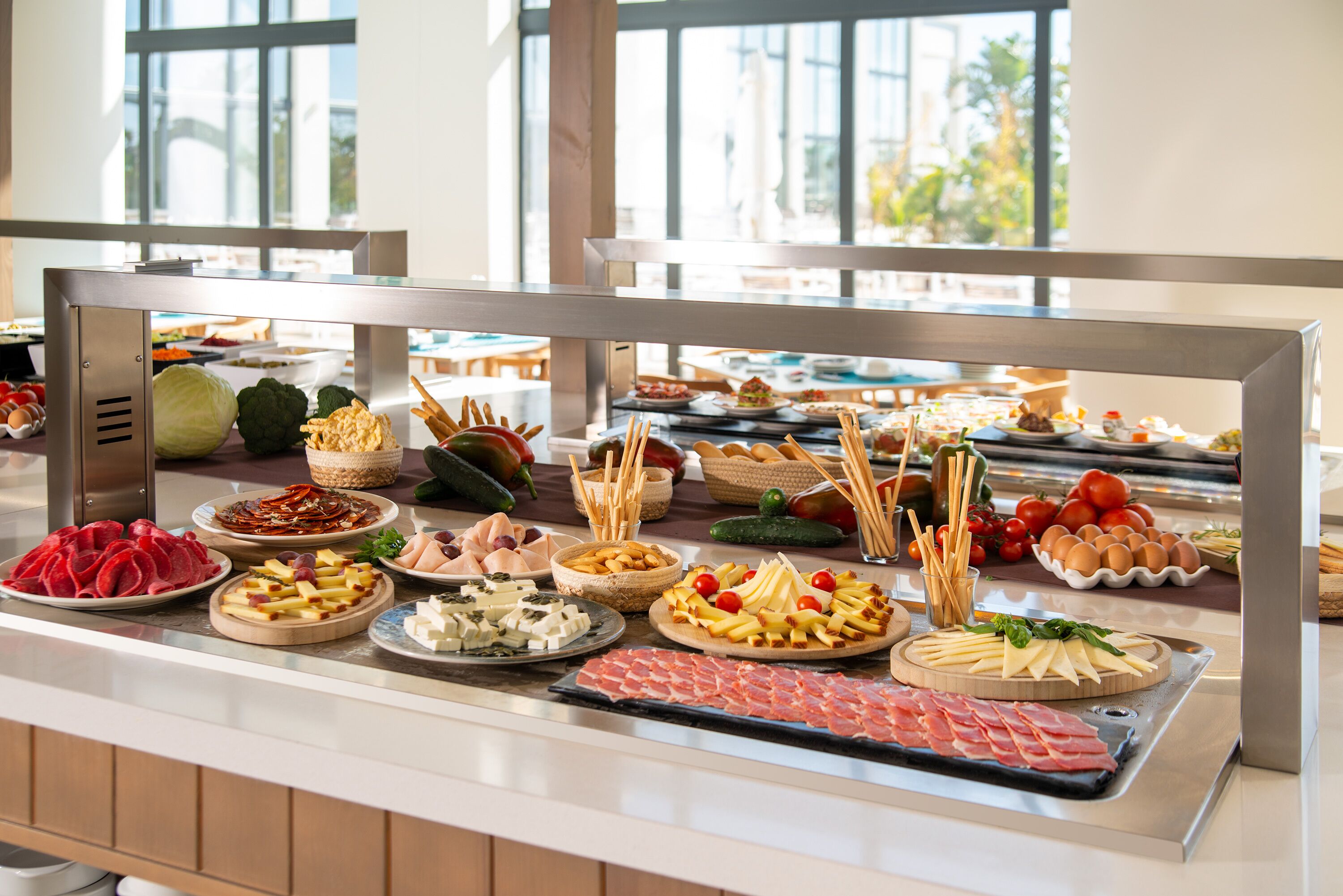 2 restaurants, breakfast, lunch, dinner served; international cuisine