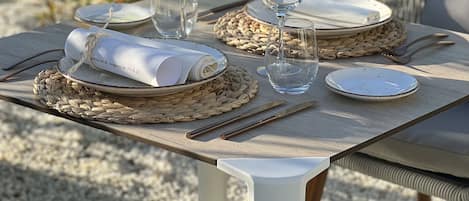 2 restaurants, breakfast, lunch, dinner served; international cuisine