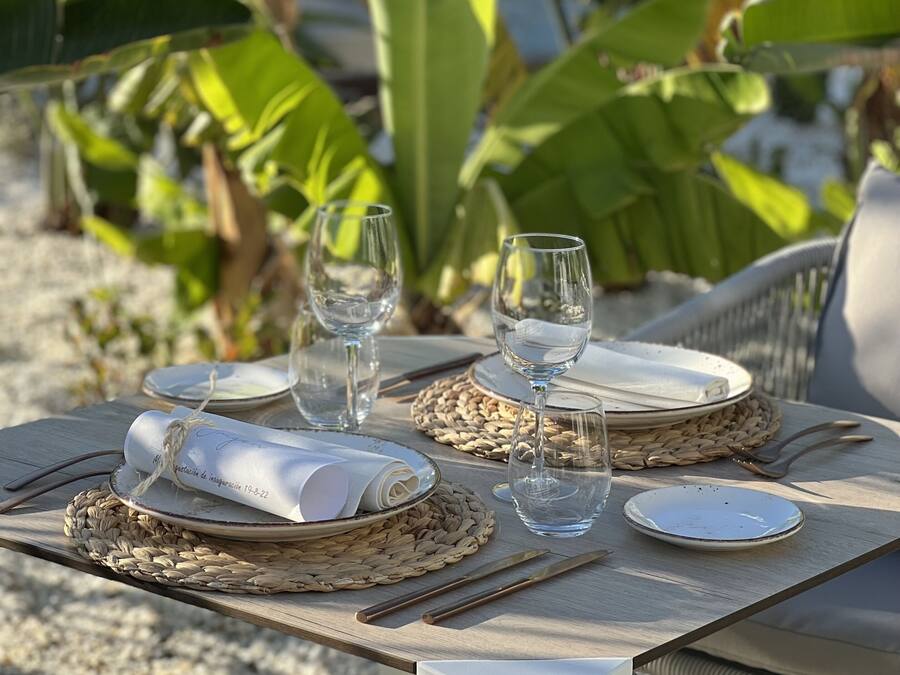 2 restaurants; breakfast, lunch, and dinner served