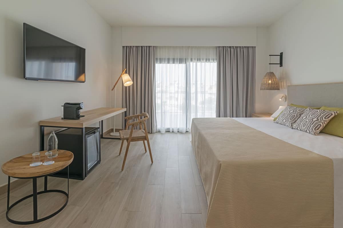 Minibar, safe på rommet, skrivebord og wi-fi