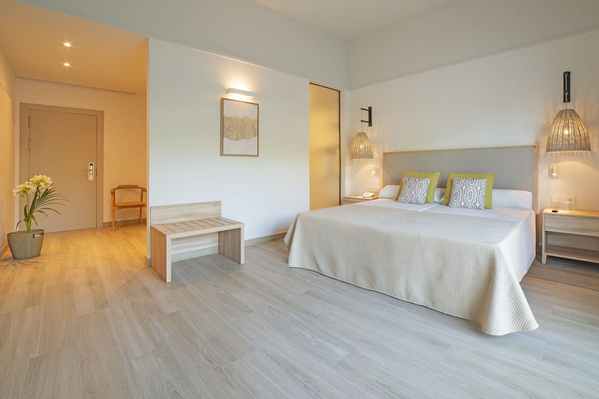 1 chambre, minibar, coffres-forts dans les chambres, bureau