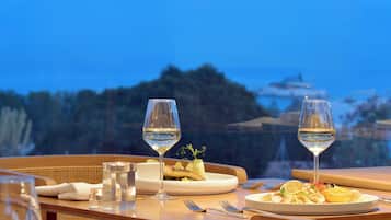 2 restaurants; breakfast and dinner served