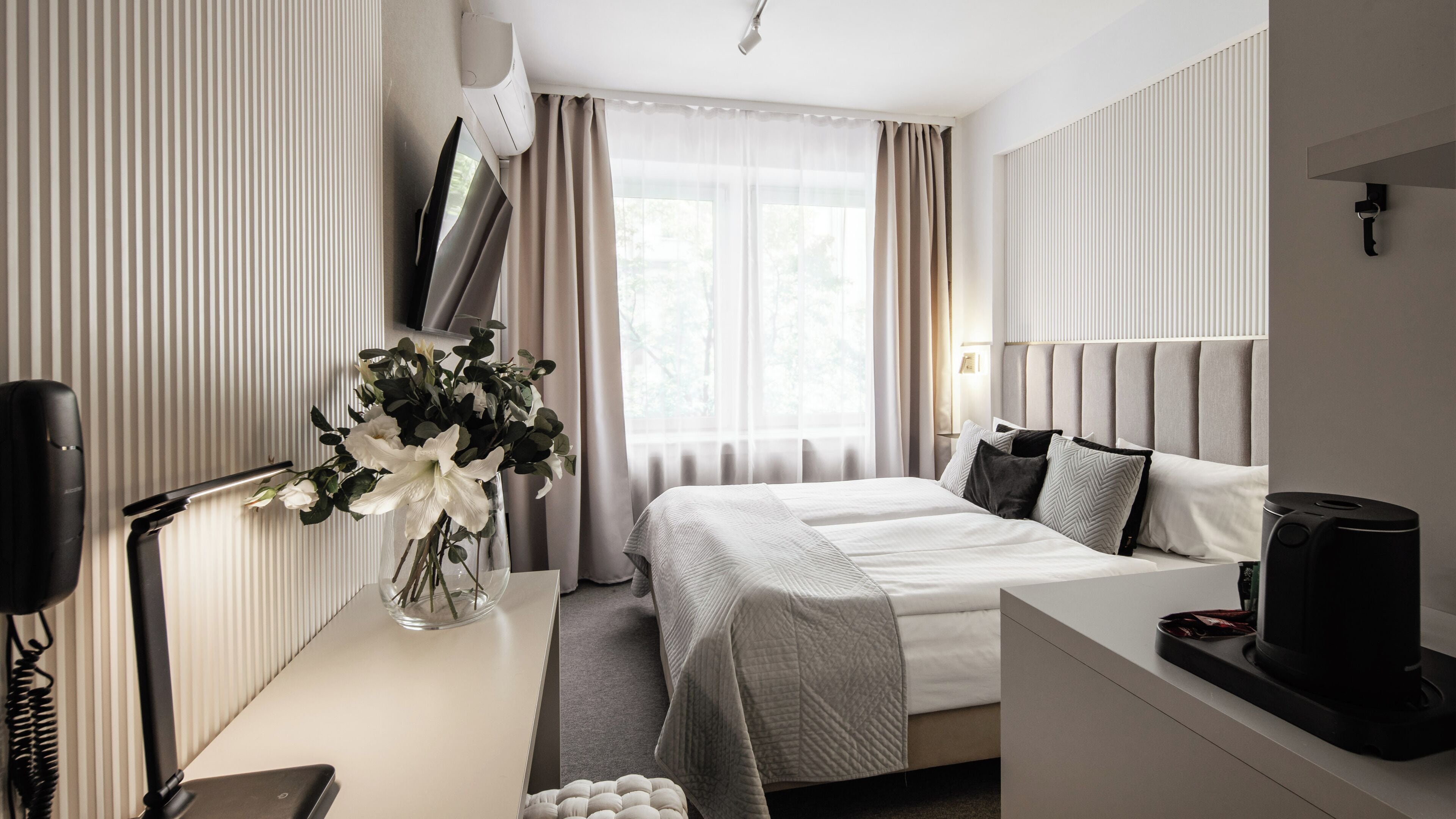 Superior-Doppelzimmer | Zimmersafe, Schreibtisch, laptopgeeigneter Arbeitsplatz