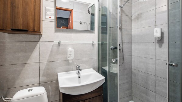 Shower, free toiletries, hair dryer, towels - Hotel Delta (Kraków)