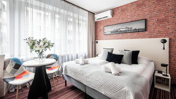 Cassaforte in camera, una scrivania, tende oscuranti, insonorizzazione