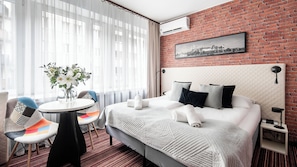 In-room safe, desk, blackout curtains, soundproofing - Hotel Delta (Kraków)