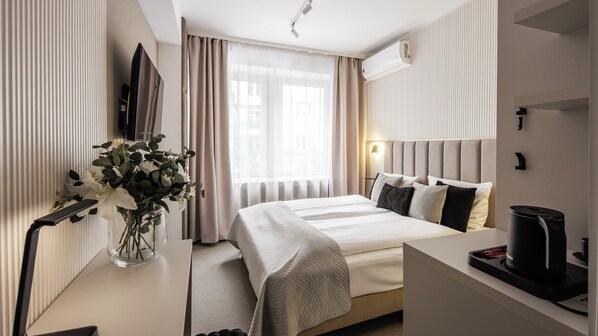 Superior Room | In-room safe, desk, laptop workspace, blackout drapes - Hotel Delta (Kraków)