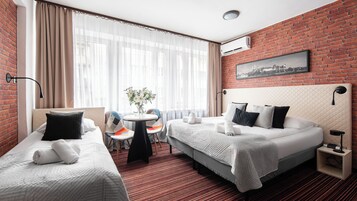 Camera tripla | Cassaforte in camera, una scrivania, tende oscuranti, insonorizzazione