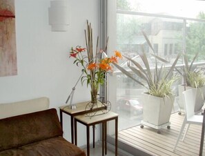 ロフト | リビング エリア | 32 イ�ンチの液晶テレビ (ケーブル放送視聴可)、テレビ、DVD プレーヤー