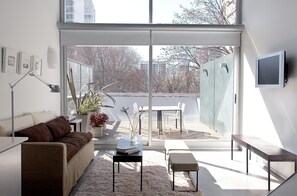 32 インチの液晶テレビ (ケーブル放送視聴可)、テレビ、DVD プレーヤー