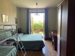 Quarto quádruplo | Cofres nos quartos, escrivaninha, quartos à prova de som