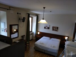 家庭套房 | 客房内保险箱、办公桌、隔音、熨斗/熨板