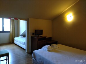 Triple Room | In-room safe, desk, soundproofing, iron/ironing board - Hotel Belvedere (Alice Bel Colle)