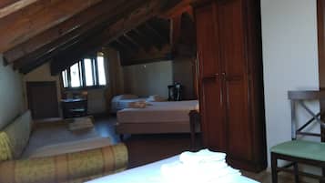 Un dormitorio acogedor en el ático con una cama elevada, un armario de madera y una mesita.