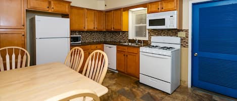 Deluxe Room, Non Smoking, City View | Private kitchen