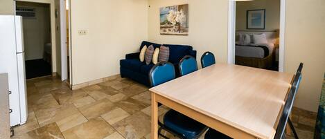 Deluxe Room, Multiple Beds, Non Smoking, Pool View | Living area