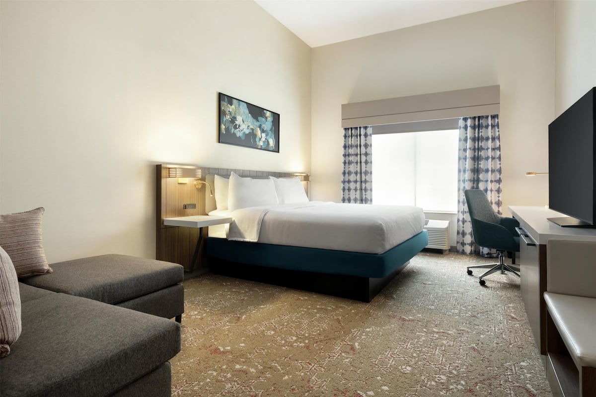 Premium bedding, in-room safe, iron/ironing board, free WiFi