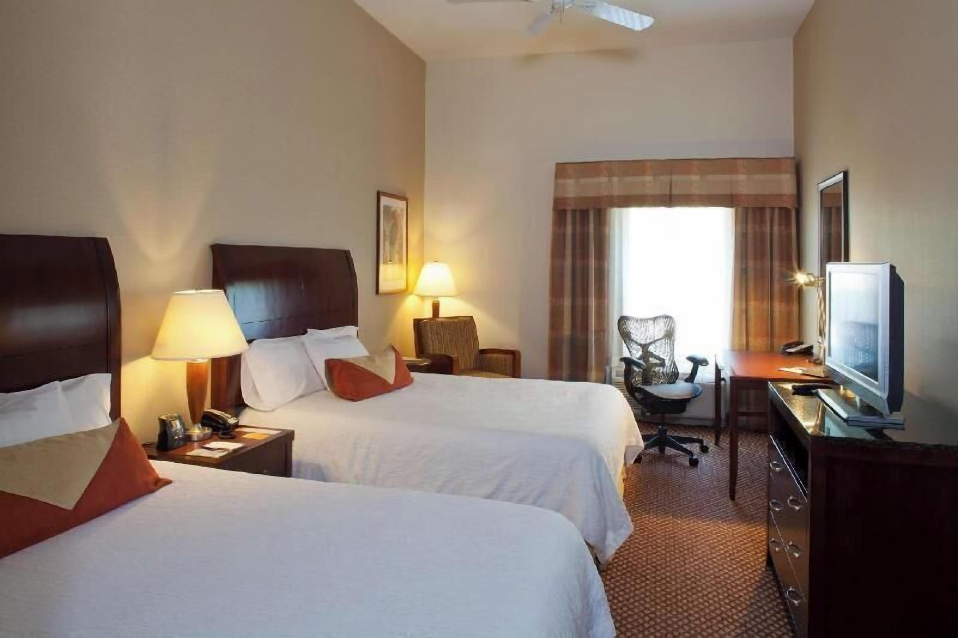 Premium bedding, in-room safe, iron/ironing board, free WiFi